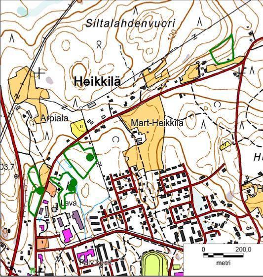 2004) ohjeiden mukaisesti. Liito-oravan elinympäristöksi sopivat puustoiset alueet käveltiin läpi samalla etsien liito-oravan jätöksiä sopivien pesä-, suoja- ja ruokailupuiden tyviltä. Näitä ovat mm.