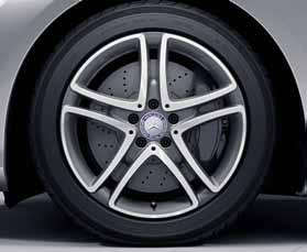 20-tuumaiset kevytmetallivanteet, tuliumhopean väriset, renkaat edessä 245/40 R 20 ja takana 275/35 R