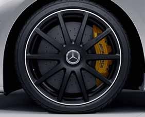 täysin integroidut pyöränpulttien keskiösuojukset, renkaat edessä 255/40 R 20 ja takana 285/35 R 20 (tehdaslisävaruste Mercedes-AMG-malleihin) 648 20-tuumaiset