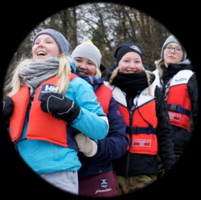 maa, johon sisältyi esimerkiksi jättiläismäisten saippuakuplien puhaltelua itse tehdyn saippuasekoituksen voimin.