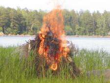 Muurattiin pilarit Arton toimiessa hanslankarina eli betonimyllärinä. Portaiden yläpäähän Arto ehdotti pistettäväksi kantopalkin eikä jätetty kaikkea painoa pelkästään kulmarautojen varaan.