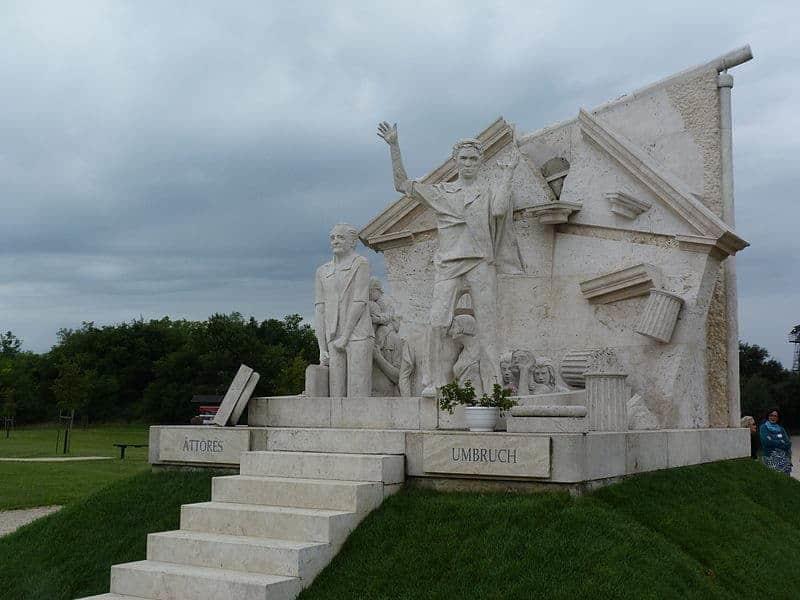 Paneurooppalaisen piknikin muistomerkki Sopronissa, Unkarissa. Kuva: Derzsi Elekes Andor [CC BY-SA 4.