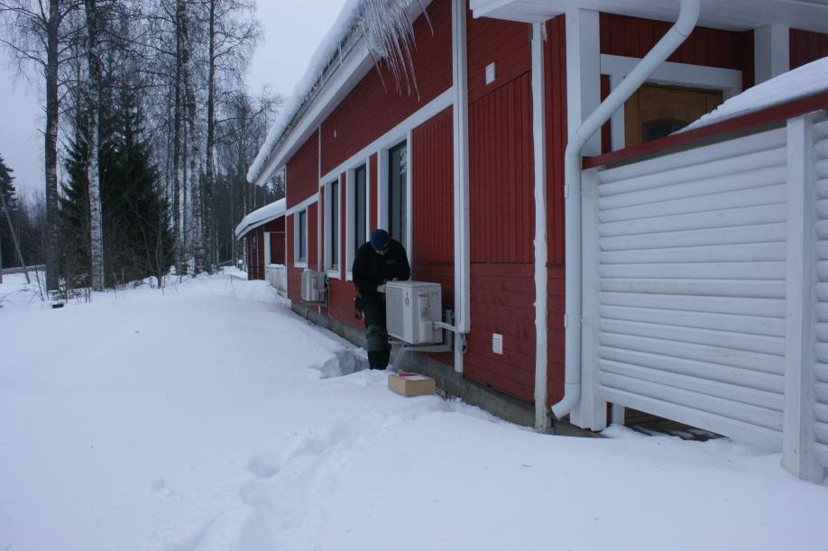 Hankittiin kaksi kappaletta ilmalämpöpumppuja ja toiseen etäohjaus Toinen