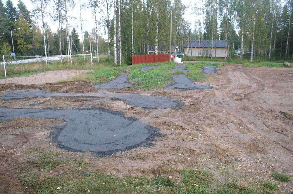 9-reikäisen minigolfradanpohjan rakentaminen aloitettiin syksyllä 2011 ja 2012 keväällä tehtiin ratojen rungot