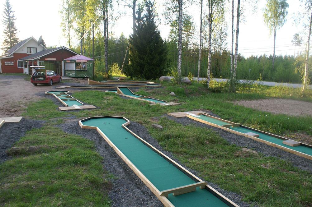 Vihreä Golf-texhuopa oli minigolfradan kallein materiaali. Se hankittiin suoraan ruotsalaiselta valmistajalta.