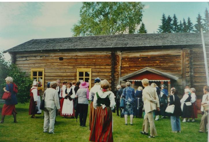 Kalevalaisten Naisten Liiton kulttuuripäivät Hankasalmella 4. 5.8.2001 Liitto on järjestänyt perinteisesti alkukesästä kulttuuripäivät tai kulttuurimatkan ja syyspuolella syysseminaarin.