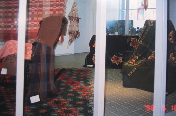 Komeroiden kätköistä -näyttely Yhdistys on järjestänyt erilaisia näyttelyitä eri puolilla kaupunkia. 1998 oli vuorossa käsityöaiheinen näyttely Komeroiden kätköistä.