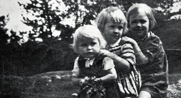 Teksti Anja Anttonen OSA II MUISTOMURUSIA LAP Orolla 1940-luvulla Ukko-Pekka Oron Ukko-Pekka oli iso karski mies. Hän pauhasi usein aikuisille ja rengeille erilaisista töistä.