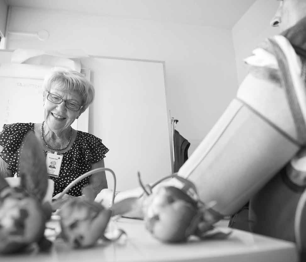 AJANKOHTAISTA Jenna Lehtonen Punaisen Ristin Nokian terveyspiste tarjoaa maksutonta terveysapua ja on ihmisten kohtaamispaikka. Eläkkeellä oleva terveydenhoitaja Kati Kronqvist mittaa verenpainetta.