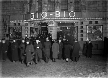 Katu & sukupuolitettu tila 1920-luvulla naiset alkoivat liikkua vapaa-ajan paikoissa kuten elokuvateattereissa, kahviloissa ja kaduilla Myös Suomessa naisten osallistuminen työelämään ja