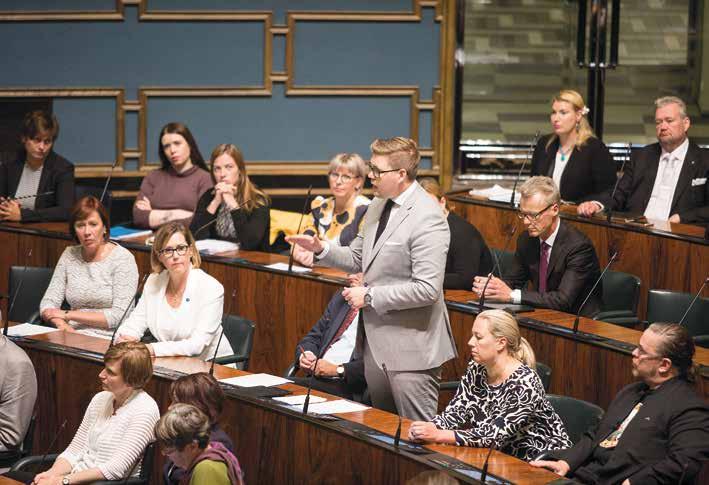 Myös kansanedustajat voivat tehdä lakiehdotuksia. Myös tavalliset kansalaiset voivat tehdä ehdotuksen eli kansalaisaloitteen, että eduskunta säätää uuden lain.