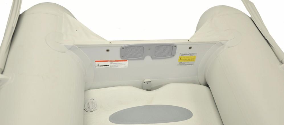 KÄYTTÖ 3. Irrota venttiilin suojus Air Deck -ilmakammion venttiilistä kiertämällä sitä neljänneskierroksen verran vastapäivään. Työnnä venttiilin varsi sisään ja kierrä se suljettuun asentoon.