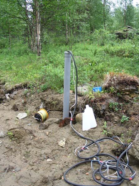 63 Scandinavian Minerals Ltd Kuva 9.6. Vasemmalla: Pohjaveden pinnankorkeuden mittausta ja vesinäytteenottoa Kevitsansarven pohjavesiputkella. Oikealla: Koekuopasta tavattu pohjavesi.