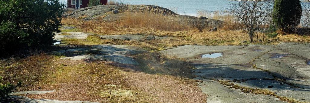 Rantaan johtavan tien molemmin puolin avokalliota, joka muuntuu länteen siirryttäessä ensin