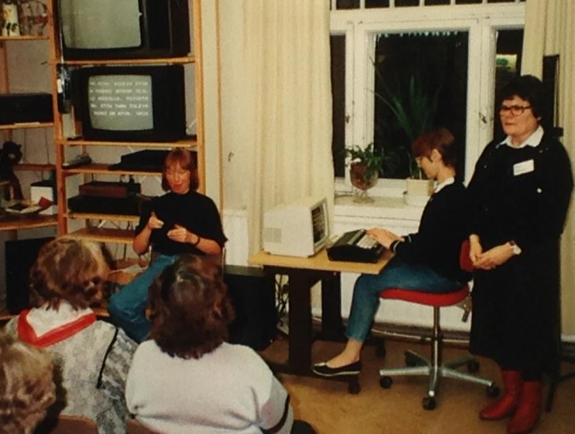 23 distettyä sen aikaiseen laajakuvatelevisioon, jolloin tulkkausta pystyi seuraamaan helpommin useampi henkilö.