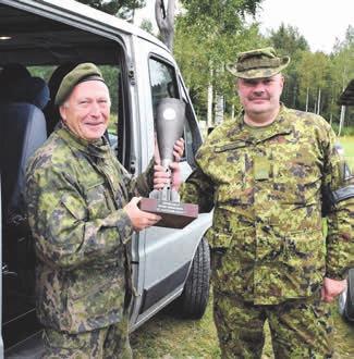 Oletettavasti samasta syystä ruotsalaiset AK-4 -kiväärit olivat vaihtuneet amerikkalaisiin M14 -kivääreihin. Pistoolina oli HK USP, kuten ennenkin. Ohjelmaan kuului pistoolilla 20 ls.