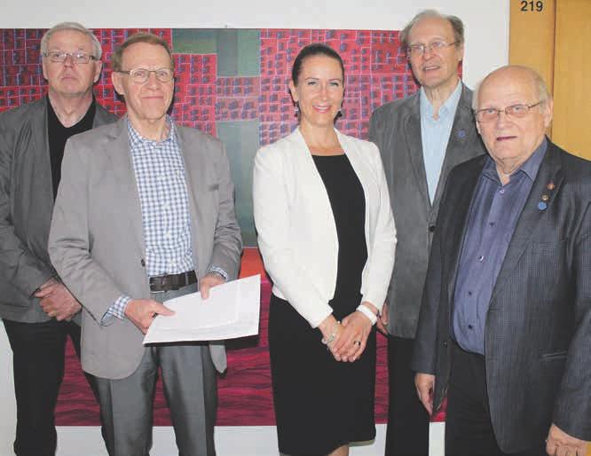 Kari Haapanen, vastaanottajana Ain Krondel. aina ennenkin. Lauantai alkoi tervetulotoivotuksin ja lipunnostolla Avinurmen malevkondin päämajan pihassa.