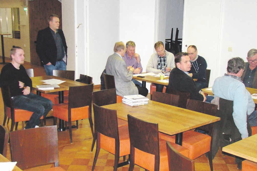 Kapteeni Pasi Laari valittiin edelleen yksimieliesti jatkamaan puheenjohtajana. Samoin ensimmäinen varapuheenjohtaja, yliluutnantti Ilkka Kuusela valittiin uudelleen.