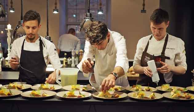 parhaaksi ravintolaksi rankattu 3 pavāru restorans on omistajiensa Martiņš Sirmais (kuvassa keskellä), Ēriks Dreibants ja Juris Dukaļskisin näköinen paikka.