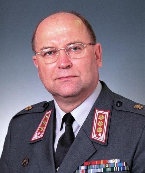 Ilmavoimien perustutkinnon sisällössä oli keskeisenä lentokoulutus. Koulutuksen päätyttyä ohjaajat olivat toisen valmiusluokan Hawk-ohjaajia.