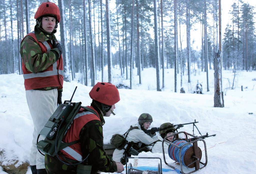 Teorian lisäksi välineiden käyttö on hallittava kaikkina vuodenaikoina 64 sä koulussa Hallissa ja Ilmavoimien Viestikoulussa Tikkakoskella sekä Merisotakoulussa Suomenlinnassa.