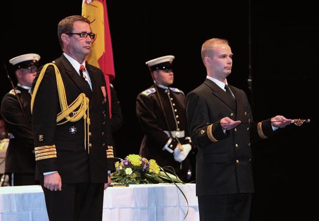 Kommodori Henrik Nysten ja kenraarlimajuri Pertti Salminen onnittelemassa valmstuneita luutnantteja.