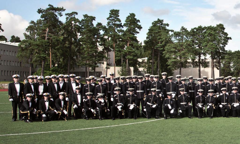 Elokuussa 2012 valmistuneet sotatieteiden kandidaatit 82 tuksen aloitti 160 henkilöä, joista neljä oli naisia. Enimmillään upseerikoulutukseen haki 662 henkilöä vuonna 2013.