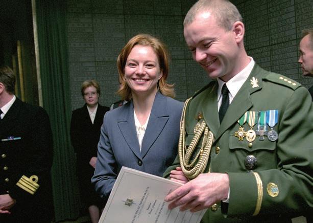 92 Yleisesikuntaupseerikurssi 49:n valmistujaistilaisuudessa jaettiin todistukset valmistuneille. Virolainen kapteeni Urmas Leppmets oli yksi onnellisista vastavalmistuneista.