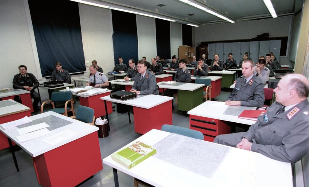 Yleisesikuntaupseerikurssin opetustapahtuma Liisankadulla vuonna 1998 ennen muuttoa Santahaminaan. kohden.