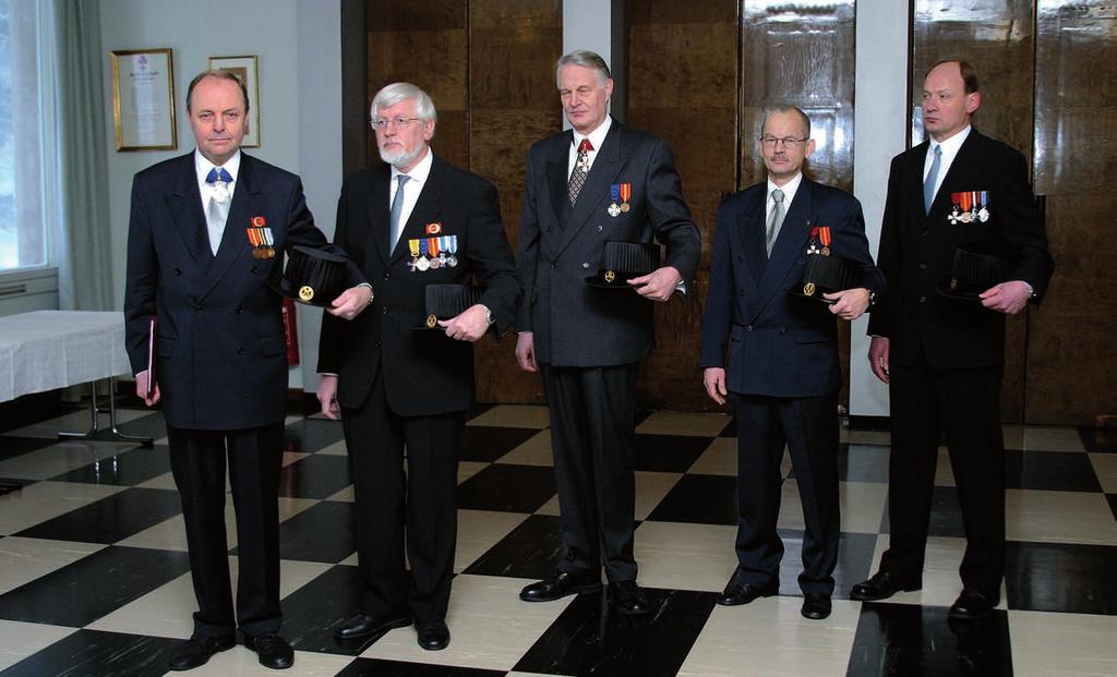 Maanpuolustuskorkeakoulun professorit vuosipäivänä 2003. Vasemmalta oikealle Mikko Viitasalo, Ohto Manninen, Kalevi Ruhala, Jarmo Toiskallio ja Vesa Tynkkynen.