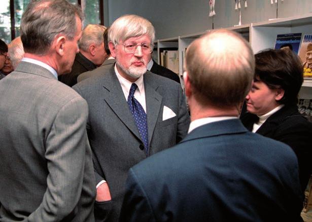 98 Maanpuolustuskorkeakouluun nimettiin ensimmäiset kaksi professoria 1. elokuuta 1998.