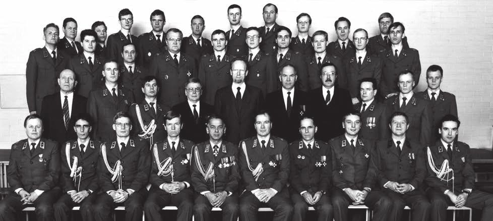 Kadettikoulun henkilöstöä vuonna 1991, jolloin upseerikoulutuksen suunnittelu oli kiivaimmillaan. jota johti Kadettikoulun edustajana everstiluutnantti Tapio Partanen.