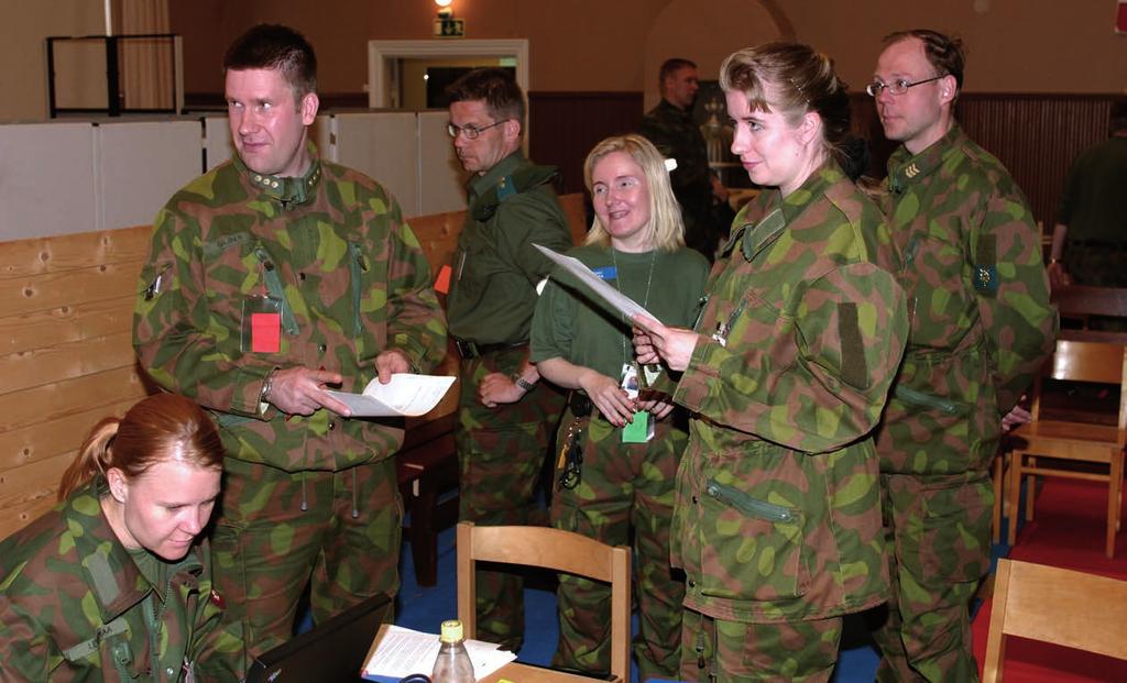 Korkeakoulun oma siviilihenkilöstökin osallistuu sotaharjoituksiin tuntuman saamiseksi sotilasaineiden opetukseen. suunnitteluun.