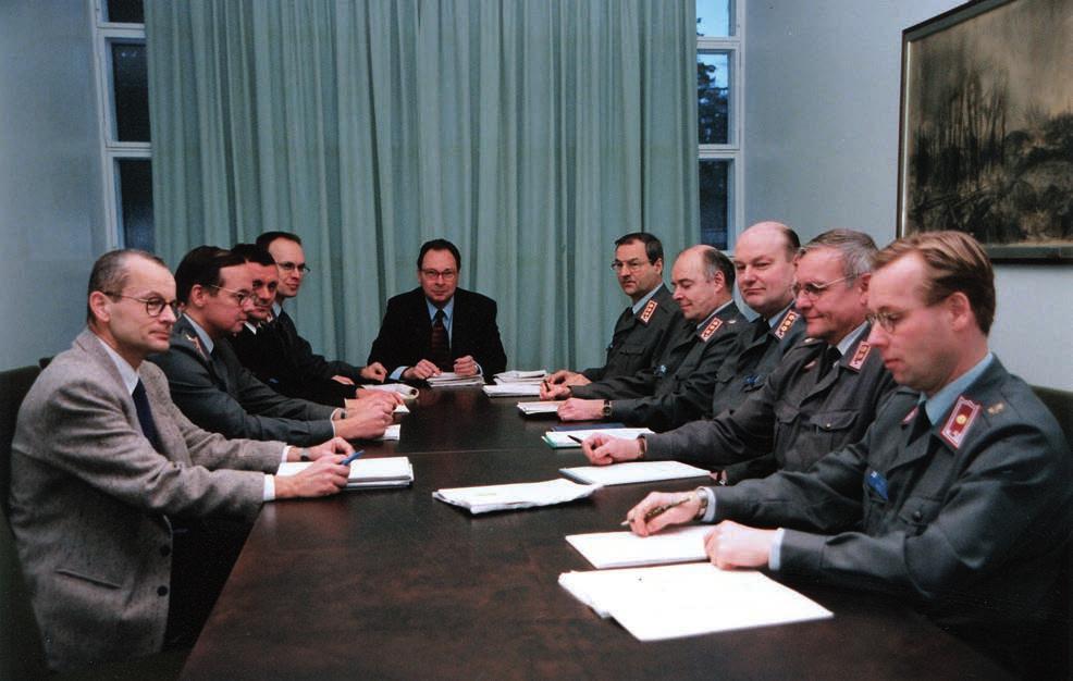 Tutkimusneuvoston kokous vuonna 1997 tutkimusjohtaja (vt.) Pekka Sivosen johtamana. Strategian laitoksen vierailevana professorina aloitti suurlähettiläs, VTT Klaus Törnudd.