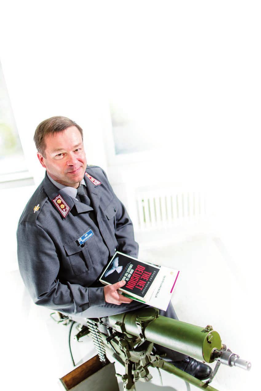 suurin osa on Puolustusvoimien ulkopuolisia henkilöitä.