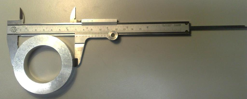 PERUSMITTAUKSIA. Pituuden mittaus ja punnitseminen.1 Metrimitta Metrimitalla voidaan sen pituudesta riippuen kätevästi mitata pituuksia 0,1 m 0 m. Metrimitan lukematarkkuus on 0,5 1 mm.