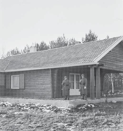 Kenraalieversti Dietlin maja (Blockhaus Dietl) 21.10.1942. Kuva: SA-kuva. päätyi Dietlin hirsirakennuksen pääkäytävälle.