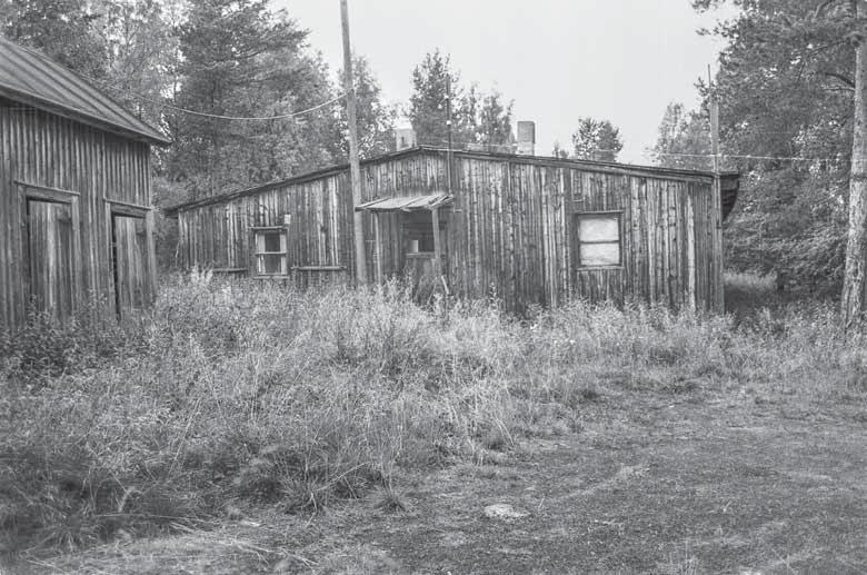 enää pysty tunnistamaan. Alueelle sittemmin kaivetun ojan pohjassa ja seinämässä on ainakin yhdessä kohdassa akkujen ja paristojen jäänteitä.
