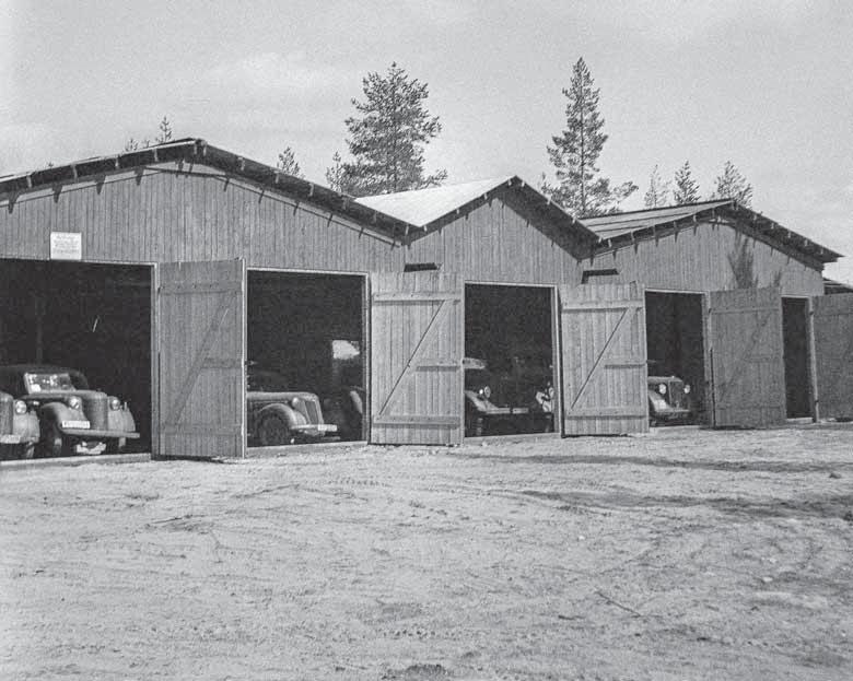 AOK Garage -autotallialue Koskikadun ja nykyisen Palkisentien risteyksen vieressä 27.5.1943. Kuva: SA-kuva.