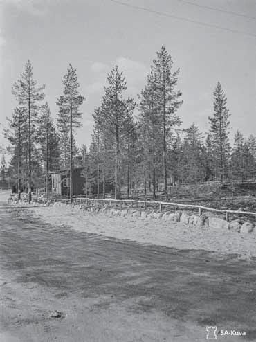 kölaitoksessa. Kartat painettiin useimmiten monivärisinä ja ne oli tarkoitettu sotatoimia varten. Lapin sodan lähestyessä syksyllä 1944 yksikkö siirtyi ensin Rovaniemeltä Parkkinaan ja sieltä Norjaan.