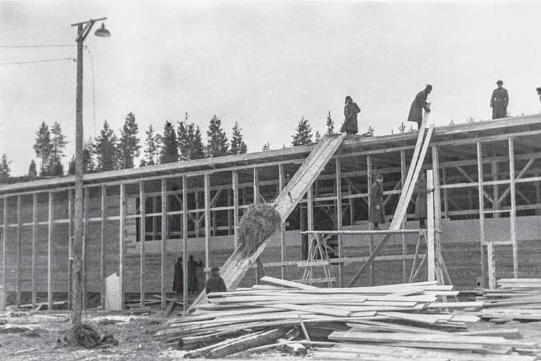 Saksalaisten Lager Kiesgruben leiriä (VR:n Sorakuopan alue) rakennetaan vuodenvaihteessa 1941 1942. Kuva: Kaarlo Wegeliuksen valokuva-albumi/lapin maakuntamuseo.