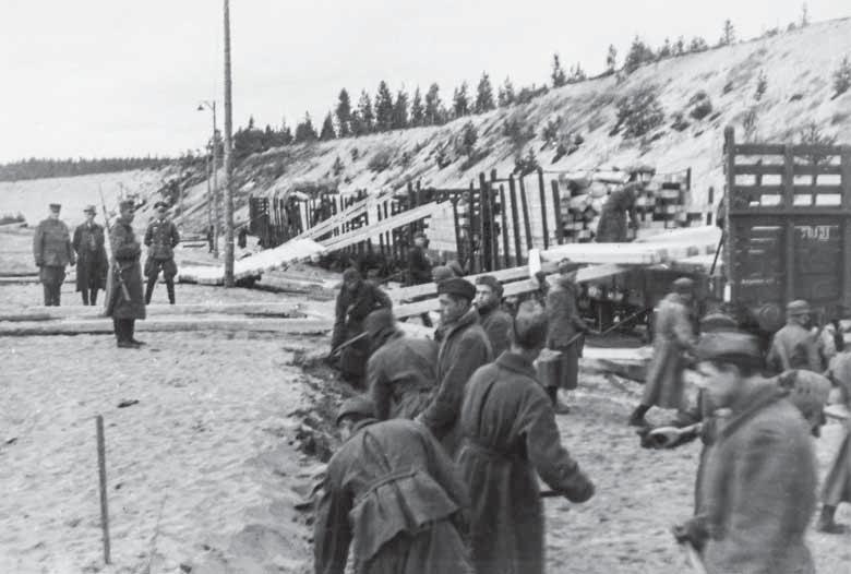 päävankileiri Stalag 309 hoiti yleensä punaarmeijan vankien kuulustelun, jaottelun ja edelleen sijoittamisen. Abwehr ja SD kuulustelivat vankeja myös Rovaniemellä.