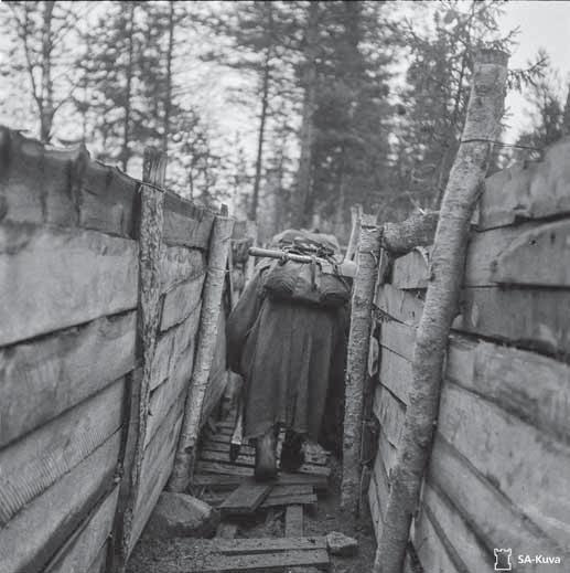 Viirinkankaan hautausmaan Lapin sodan aikainen taisteluhauta. Kuva: SA-kuva. kyisen Väylätie 43:n kohdalta Lager Edelweißin käyttöön parakin rakentamista varten.