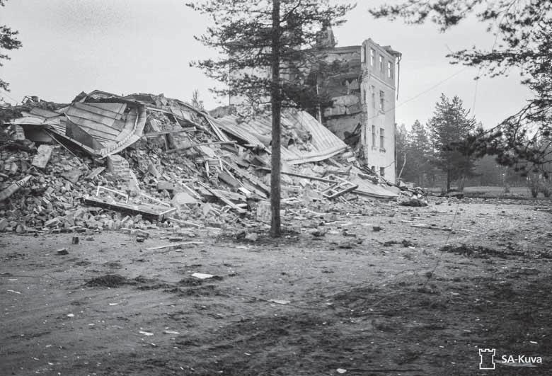 Muurolan sairaalan jäännökset 22.10.1944. Kuva: SA-kuva. Kuusivaarassa saksalaiset ovat kertomusten mukaan ampuneet heinäkuussa 1944 sotavankeja soramonttuun.