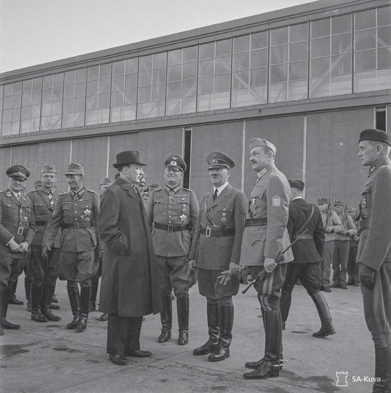 Hitler vierailulla Suomessa 4.6.1942. Etualalla Dietl, Ryti, Keitel, Hitler ja Mannerheim. Kuva: SA-kuva. Suomen saavan menetetyt alueensa takaisin. Saksan hyökkäys Neuvostoliittoa vastaan alkoi 22.