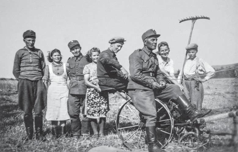 Sotilaat auttoivat heinätöissä Hemmilän niityllä Ylikylässä. Kuva: Matti Väliahdetin valokuva-albumi. olivat sodan jälkeen käytössä monia vuosia.
