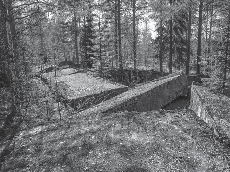 Rovaniemen lentokenttä sijaitsi maanteitä pitkin noin viiden kilometrin päässä Nivavaaran asemalta ja sinne oli maantieyhteys Jäämerentien kautta.