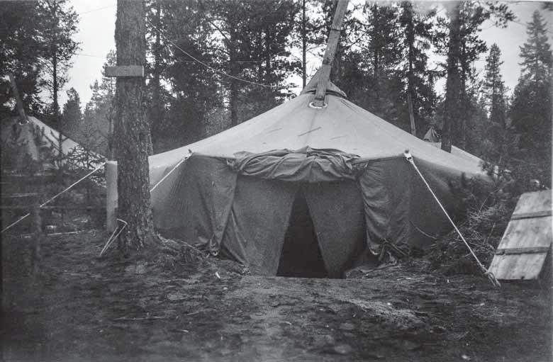 Lomalaisia majoitettiin Rovaniemellä myös telttoihin syksyllä 1940. Kuva: Lapin maakuntamuseo. Suomessa. Suomessa vallitsi poikkeustila ja lehdistön sananvapautta oli rajoitettu.