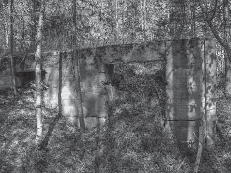 set olivat pääasiassa metsänraivauksessa ja maansiirtotöissä, mutta suomalaiset rakennusmiehet myös pystyttivät kentän ensimmäisen parakkileirin kaikkien liikenevien saksalaisten avustuksella.