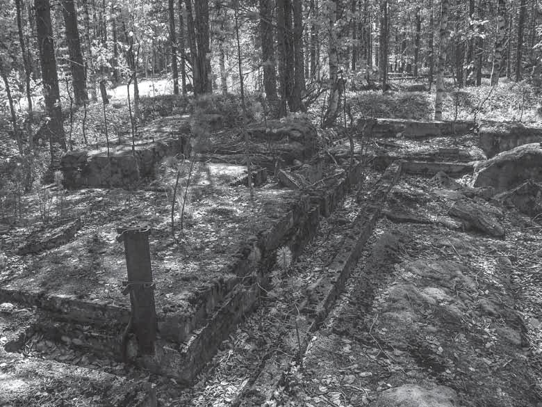 aluetta ja sinne pääsy on luvanvaraista. Lentokentän pohjoispäässä oli myös runsaasti rakennuksia ja kaivantoja. Niiden jälkiä löytyy nykyisen lentokentän aidan molemmilta puolilta.